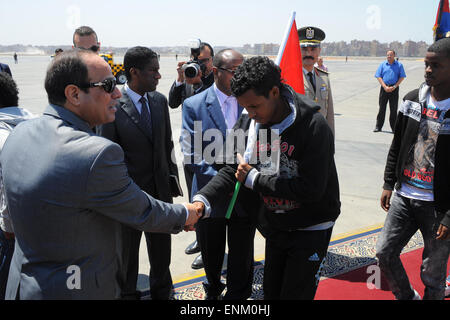 Le Caire, Égypte. 7 mai, 2015. Le président égyptien, Abdel Fattah al-Sisi (1re L) reçoit secouru éthiopiens à l'Aéroport International du Caire au Caire, Égypte, le 7 mai 2015. Un groupe d'Éthiopiens libérés des ravisseurs militant islamique en Libye est arrivé au Caire jeudi, Nile TV signalés. © MENA/Xinhua/Alamy Live News Banque D'Images