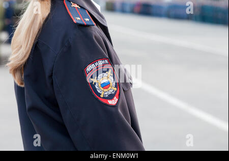 Chevron sur le manchon de l'uniforme policier russe Banque D'Images