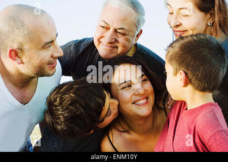 Une famille hispanique bénéficie de temps ensemble dans un parc de San Diego, CA. Banque D'Images