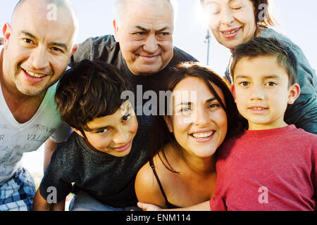Une famille hispanique bénéficie de temps ensemble dans un parc de San Diego, CA. Banque D'Images