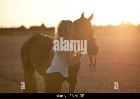 Une jeune femme s'embrasser un Cheval Arabe Banque D'Images