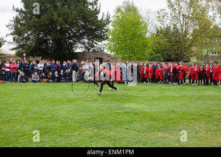 L'Ely Hoop gigogne. Une course entre quatre chercheurs du King's School Ely qui a lieu chaque année dans le parc de la cathédrale d'Ely Banque D'Images