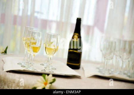 Bouteille de champagne avec 6 verres remplis Banque D'Images