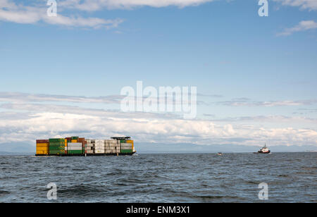 Bateau remorqueur tirant péniche avec des conteneurs de transport, Amérique, Canada, l'île de Vancouver, le passage de l'intérieur Banque D'Images