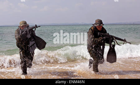 Sol japonais nageur scout Autodéfense opération spéciale de commandos émergent de l'eau tout en pratiquant les différentes techniques de l'observateur du Japon au programme d'échange proches de la plage Bleue, 28 avril 2015 à Okinawa, au Japon. Banque D'Images