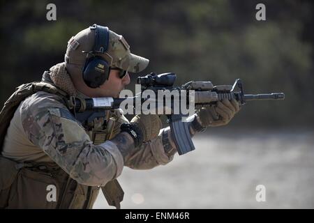 Les forces de sécurité de l'US Air Force commandos de l'Escadron de la 106e Escadre de sauvetage effectue des tirs de nuit à la formation de la Police du Comté de Suffolk, le 7 mai 2015 La gamme de Westhampton Beach, NEW YORK) Banque D'Images