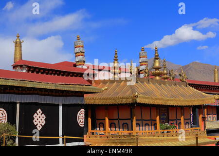 Dhvajas doré-victoire des banderoles et des fleurs de lotus sur l'Oriel sur le toit de l'25000m2 temple Jokhang-Lhassa Banque D'Images