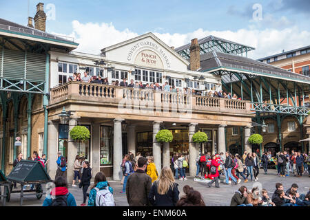 Punch & Judy Balcon Bar sur un balcon sur un bâtiment historique dans le quartier de Covent Garden Market dans le West End de Londres, UK Banque D'Images