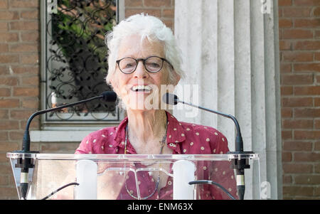 Venise, Italie. 7 mai, 2015. L'artiste visuelle américaine Joan Jonas parle devant le pavillon des États-Unis de l'art Biennale de Venise, Italie, le 7 mai 2015. La 56e Biennale de Venise se déroule du 9 mai au 22 novembre de cette année. Crédit : Pierre Silverberg/Xinhua/Alamy Live News Banque D'Images