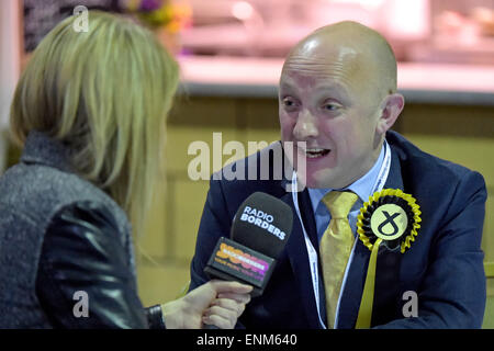 Le Springwood Showground, Kelso, UK. 8 mai, 2015. Élection générale 2015 Calum Robert Kerr Ð Scottish National Party (SNP) bavarder avec Evanna Holland à partir de la station de radio locale pour les bulletins. Crédit : Rob Gray/Alamy Live News Banque D'Images