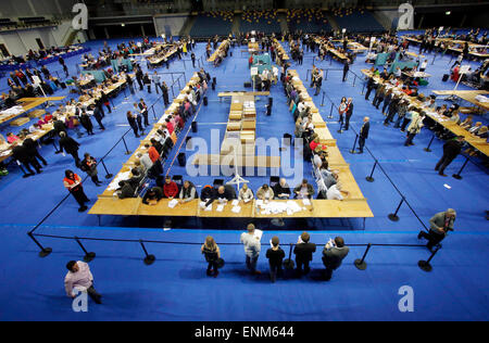 Londres, Royaume-Uni. 7 mai, 2015. Au Dépouillement des votes à compter un centre de dépouillement à l'Emirates Arena de Glasgow, Ecosse, Grande Bretagne, le 7 mai 2015. Le parti conservateur a remporté plus de sièges à la Chambre des communes, mais n'a pas réussi à obtenir la majorité absolue dans l'élection générale, un sondage commandé par la BBC, ITV News et Sky News jeudi soir prévu. Source : Xinhua/Alamy Live News Banque D'Images