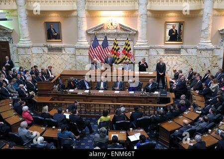 Gouverneur du Maryland Larry Hogan porte sur l'ensemble pendant l'état de l'État discours prononcé le 4 avril 2015 à Annapolis (Maryland). Banque D'Images
