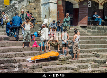 Temple de pashupatinath à Katmandou. Une famille est en attente d'une prochaine cérémonie de crémation d'un corps mort. Banque D'Images