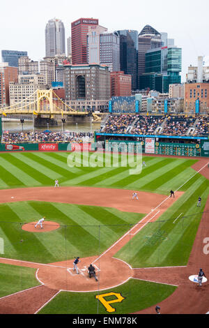 PNC Park baseball stadium à Pittsburgh, PA, accueil des Pirates de Pittsburgh, surplombe les toits de la ville et la rivière Allegheny. Banque D'Images