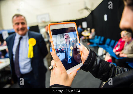 Aberaeron, Pays de Galles, Royaume-Uni. 8 mai, 2015. Libdem candidat MARK WILLIAMS conserve son siège en tant que député de Ceredigion au Pays de Galles, avec une majorité de 3 000 plus de son challenger Plaid Cymru MIKE PARKER. Avec un taux de participation de 69,1  % à 13 414 votes il se rasait le Plaid Cymru 10 347, et reste le député de la circonscription, et l'un des rares projets de Libdem membres dans l'ensemble du Royaume-Uni Crédit photo : Keith morris/Alamy Live News Banque D'Images