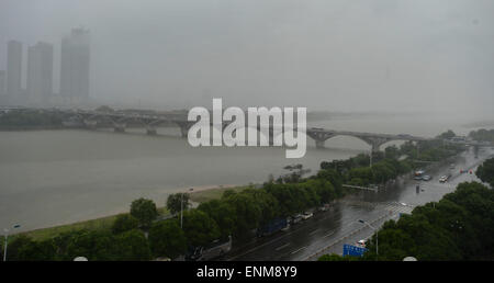 Changsha, Chine, province du Hunan. 8 mai, 2015. D'une averse hits Changsha, capitale de la province du Hunan en Chine centrale, le 8 mai 2015. Credit : Long Hongtao/Xinhua/Alamy Live News Banque D'Images