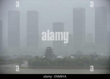 Changsha, Chine, province du Hunan. 8 mai, 2015. D'une averse hits Changsha, capitale de la province du Hunan en Chine centrale, le 8 mai 2015. Credit : Long Hongtao/Xinhua/Alamy Live News Banque D'Images