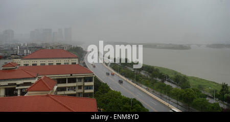 Changsha, Chine, province du Hunan. 8 mai, 2015. D'une averse hits Changsha, capitale de la province du Hunan en Chine centrale, le 8 mai 2015. Credit : Long Hongtao/Xinhua/Alamy Live News Banque D'Images