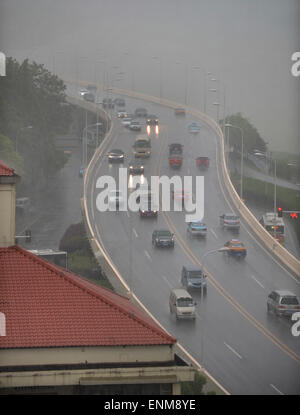 Changsha, Chine, province du Hunan. 8 mai, 2015. D'une averse hits Changsha, capitale de la province du Hunan en Chine centrale, le 8 mai 2015. Credit : Long Hongtao/Xinhua/Alamy Live News Banque D'Images