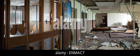 Une friche à l'abandon l'abandon complet du bureau de verre brisé et windows Banque D'Images