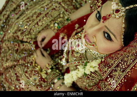 Une belle mariée indienne en vêtements traditionnels Banque D'Images