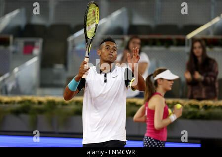 Nick Kyrgios (AUS), 6 mai 2015 - Tennis : Nick Kyrgios d'Australie célébrer après avoir remporté le deuxième tour singls contre Roger Federer de la Suisse sur l'ATP World Tour Masters 1000 Mutua Madrid Open Tennis Tournament à la Caja Magica de Madrid, Espagne, le 6 mai 2015. (Photo de Mutsu Kawamori/AFLO) Banque D'Images