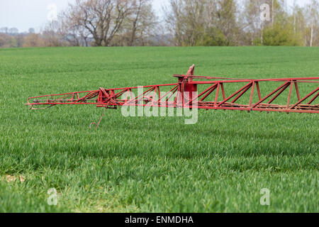 La pulvérisation des herbicides sur le champ vert Banque D'Images