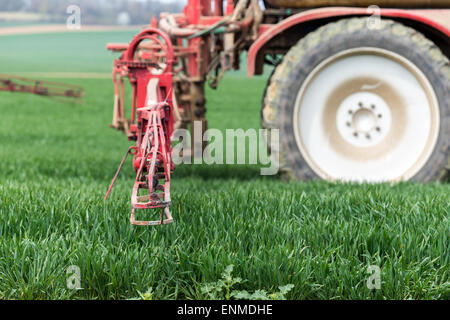 La pulvérisation des herbicides sur le champ vert Banque D'Images