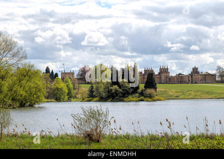 Vue depuis la piscine de la Reine sur Vue sur le Palais de Blenheim, Woodstock, Oxfordshire, Angleterre, Royaume-Uni. Banque D'Images