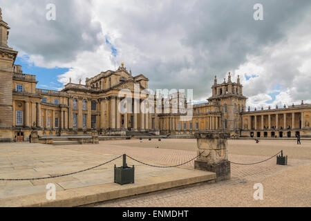 La grande cour à Blenheim Palace, la maison du 12ème duc de Marlborough, à Woodstock, Oxfordshire, Angleterre, Royaume-Uni. Banque D'Images