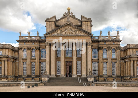 La grande cour à Blenheim Palace, la maison du 12ème duc de Marlborough, à Woodstock, Oxfordshire, Angleterre, Royaume-Uni. Banque D'Images