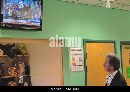 Dorchester, Dorset, UK. 8 mai, 2015. Oliver Letwin regarde la télévision montrant les rapports de pertes des libéraux démocrates comme il attend que le décompte se terminer en West Dorset. Letwin a son siège avec une majorité accrue. Oliver Letwin a été le ministre de la politique du gouvernement dans le gouvernement de coalition de David Cameron de 2010. Crédit : Tom Jura/Alamy Live News Banque D'Images