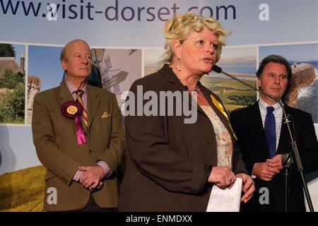 Dorchester, Dorset, UK. 8 mai, 2015. Que Oliver Letwin, est titulaire d'West Dorset pour les conservateurs avec 28 329 voix, Ros Kayes le candidat libéral-démocrate qui est arrivé second avec 12 199 votes donne son discours dans lequel elle a appelé à Nick Clegg à ' tomber sur son épée' et 'Go now'. Photo de gauche à droite, David Glossop (UK Independence Party), Ros Kayes (Parti démocrate libéral), Oliver Letwin (Conservateur). Crédit : Tom Jura/Alamy Live News Banque D'Images