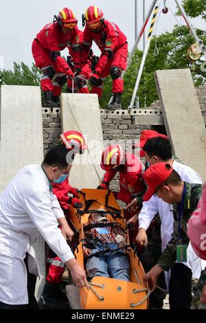 (150508) -- CHANGYI, 8 mai 2015 (Xinhua) -- Les sauveteurs portent une 'victime' lors d'une évacuation et sauvetage en forage Changyi, est de la Chine, la province du Shandong, le 8 mai 2015, pour marquer le 12 mai La Journée de prévention des catastrophes et d'atténuation. (Guo Xinhua/Xulei)(mcg) Banque D'Images