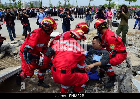 (150508) -- CHANGYI, 8 mai 2015 (Xinhua) -- Les sauveteurs portent une 'victime' lors d'une évacuation et sauvetage en forage Changyi, est de la Chine, la province du Shandong, le 8 mai 2015, pour marquer le 12 mai La Journée de prévention des catastrophes et d'atténuation. (Guo Xinhua/Xulei)(mcg) Banque D'Images