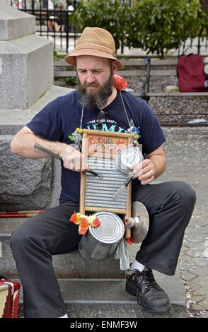 Un musicien jouant le bordage à Washington Square Park à Greenwich Village, New York City Banque D'Images