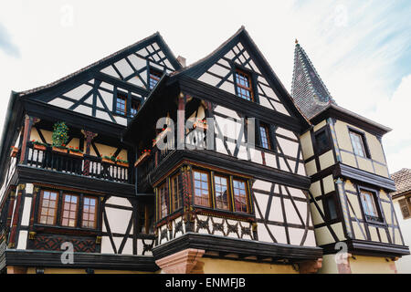 Détail de façade de maison à colombages à Kaysersberg, Alsace, France Banque D'Images