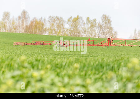 La pulvérisation des herbicides sur le champ vert Banque D'Images