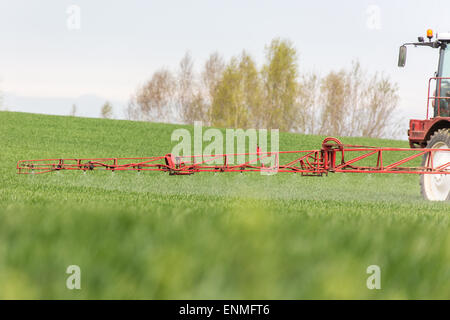 La pulvérisation des herbicides sur le champ vert Banque D'Images