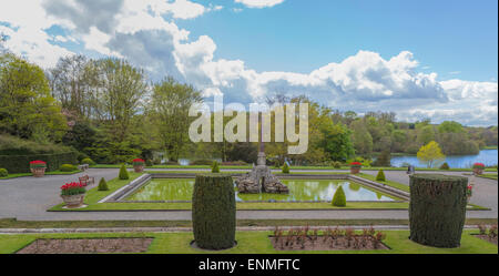 Dans l'humeur printanière d'eau plus bas paysagers terrasse jardin à Blenheim Palace, Woodstock, Oxfordshire, Angleterre, Royaume-Uni. Banque D'Images