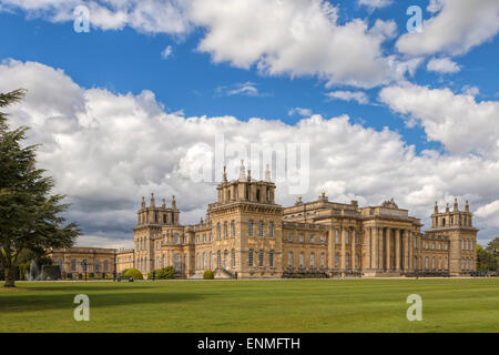 Vue imposante sur le Palais de Blenheim, lieu de naissance de Sir Winston Churchill, Woodstock, Oxfordshire, Angleterre, Grande-Bretagne, Royaume-Uni. Banque D'Images