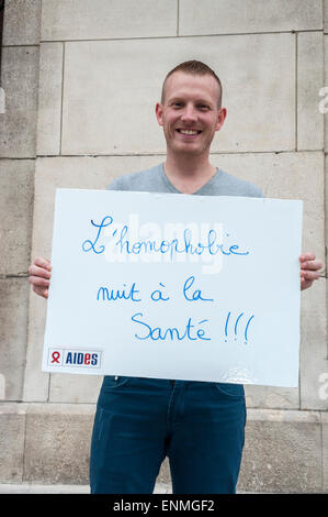 Mon-treuil, France.Campagne contre la discrimination, l'Homophobie IDAHOT, portraits, avec des slogans sur les affiches Banque D'Images