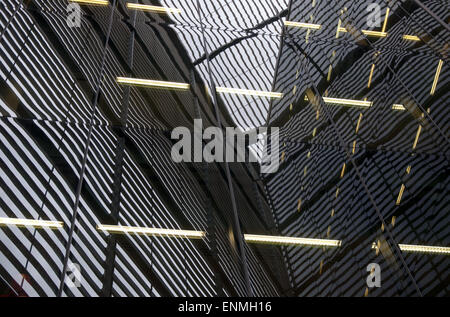 Des murs de verre des gratte-ciel modernes vue et déformé par un plafond de verre. Op-art abstrait effet. Banque D'Images