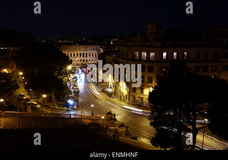 ROME, ITALIE - février 13, 2015 : vue de la nuit du Theatrum Marcellus, ancien théâtre de plein air Banque D'Images