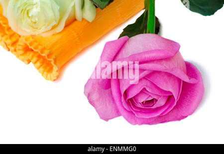 De belles roses rouges et roses décorées , sous la forme d'un bouquet. Présenté sur un fond blanc. Banque D'Images