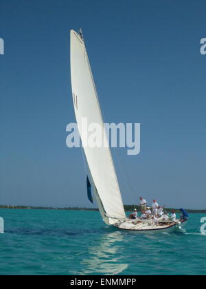 La Ville espère, Abaco, Bahamas. 2 juillet, 2014. La foudre clignote près du phare de 150 ans dans l'espoir de la ville. La tempête tropicale Arthur a été battant la côte Est de la Floride et les îles des Bahamas avec des rafales de vent et les orages de retarder les vols, et en rendant le passage des bateaux un peu bosselée. Photos prises avant le lever du soleil entre 5:30AM et 6:30AM. Sidney Bruere/Alamy Live News Banque D'Images