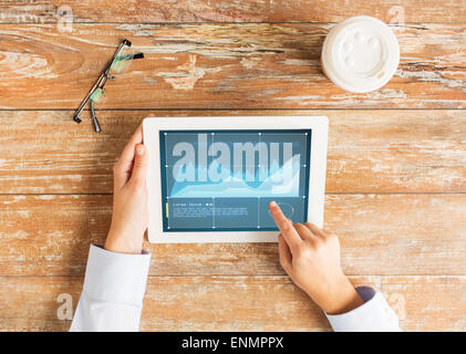 Close up of female hands avec les graphiques sur tablet pc Banque D'Images