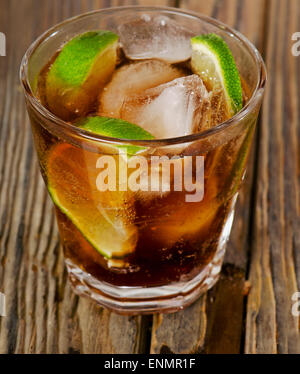 Cocktail Cuba Libre sur une table en bois. Selective focus Banque D'Images