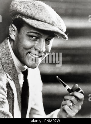 Acteurs et Actrices der italienischstämmige Rudolph Valentino (1895 - 1926), hier eine Pfeife rauchend in den 1920er Jahren. Banque D'Images