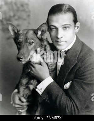 Acteurs et Actrices der italienischstämmige Rudolph Valentino (1895 - 1926), hiermit seinem Hund in den 1920er Jahren. Banque D'Images